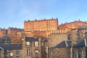 JOIVY Gorgeous Two Bedroom Apartment With Castle Views