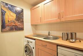 JOIVY Gorgeous Two Bedroom Apartment With Castle Views