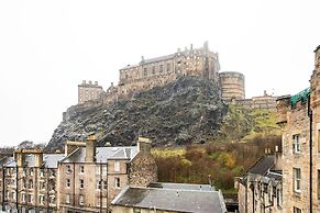 JOIVY Gorgeous Two Bedroom Apartment With Castle Views