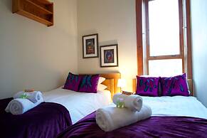 JOIVY Gorgeous Two Bedroom Apartment With Castle Views