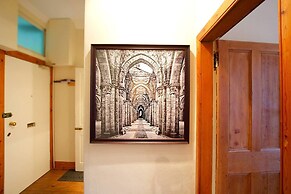 JOIVY Gorgeous Two Bedroom Apartment With Castle Views