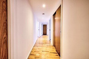 JOIVY New Town 3bed/2bath Apt With Free Parking & Lift!