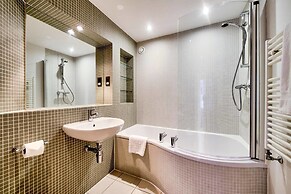 JOIVY New Town 3bed/2bath Apt With Free Parking & Lift!