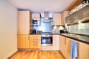 JOIVY New Town 3bed/2bath Apt With Free Parking & Lift!