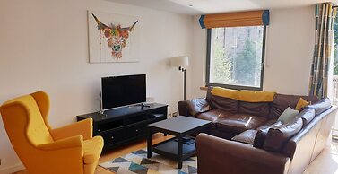 JOIVY New Town 3bed/2bath Apt With Free Parking & Lift!