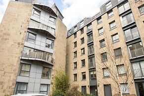 JOIVY New Town 3bed/2bath Apt With Free Parking & Lift!