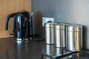 JOIVY New Town 3bed/2bath Apt With Free Parking & Lift!