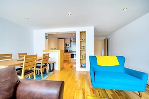 JOIVY New Town 3bed/2bath Apt With Free Parking & Lift!