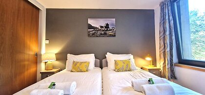 JOIVY New Town 3bed/2bath Apt With Free Parking & Lift!