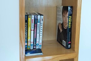 JOIVY New Town 3bed/2bath Apt With Free Parking & Lift!