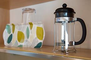 JOIVY New Town 3bed/2bath Apt With Free Parking & Lift!