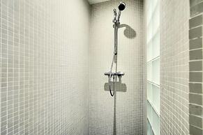 JOIVY New Town 3bed/2bath Apt With Free Parking & Lift!