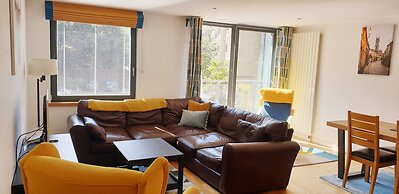 JOIVY New Town 3bed/2bath Apt With Free Parking & Lift!