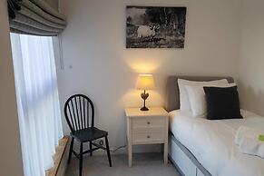 JOIVY New Town 3bed/2bath Apt With Free Parking & Lift!