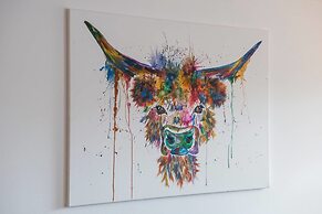 JOIVY New Town 3bed/2bath Apt With Free Parking & Lift!