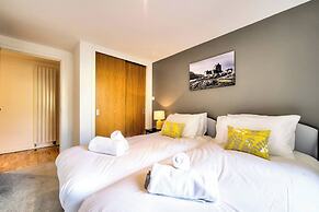 JOIVY New Town 3bed/2bath Apt With Free Parking & Lift!