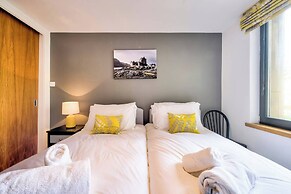 JOIVY New Town 3bed/2bath Apt With Free Parking & Lift!