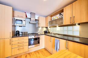 JOIVY New Town 3bed/2bath Apt With Free Parking & Lift!