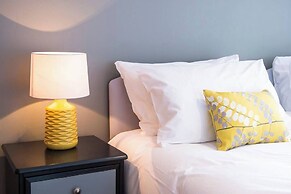 JOIVY New Town 3bed/2bath Apt With Free Parking & Lift!