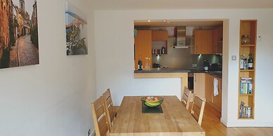 JOIVY New Town 3bed/2bath Apt With Free Parking & Lift!