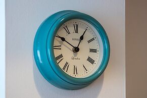 JOIVY New Town 3bed/2bath Apt With Free Parking & Lift!