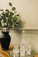 JOIVY Palmerston Place Residence: Luxury City Centre Apt With Private 