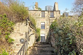 Beautiful apartment, private garden, Calton Hill