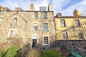 Beautiful apartment, private garden, Calton Hill