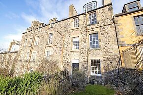 Beautiful apartment, private garden, Calton Hill