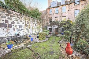Beautiful apartment, private garden, Calton Hill