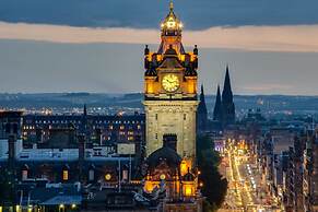 JOIVY Location, Location! North Bank Street Luxury Apt