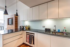 JOIVY Location, Location! North Bank Street Luxury Apt