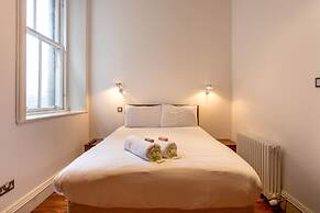 JOIVY Location, Location! North Bank Street Luxury Apt