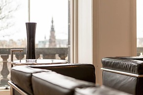 JOIVY Location, Location! North Bank Street Luxury Apt