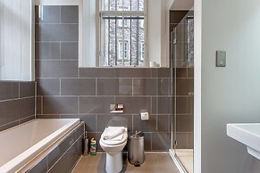 JOIVY Location, Location! North Bank Street Luxury Apt