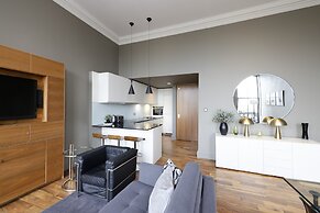 JOIVY Location, Location! North Bank Street Luxury Apt