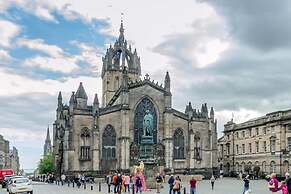 JOIVY Location, Location! North Bank Street Luxury Apt