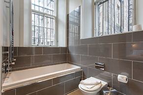 JOIVY Location, Location! North Bank Street Luxury Apt