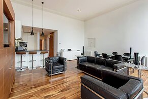 JOIVY Location, Location! North Bank Street Luxury Apt