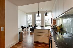 JOIVY Location, Location! North Bank Street Luxury Apt