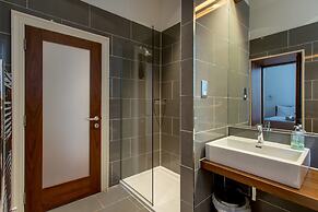 JOIVY Location, Location! North Bank Street Luxury Apt