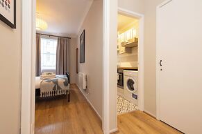 JOIVY Stylish Castle View Apartment