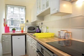 JOIVY Stylish Castle View Apartment