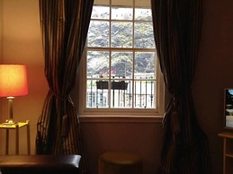 JOIVY Stylish Castle View Apartment