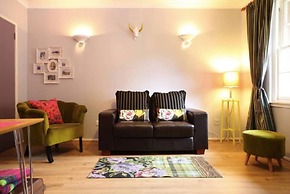 JOIVY Stylish Castle View Apartment