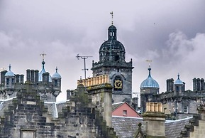 JOIVY Stylish Castle View Apartment