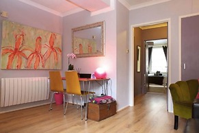 JOIVY Stylish Castle View Apartment