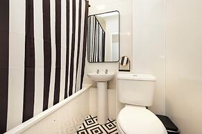 JOIVY Stylish Castle View Apartment