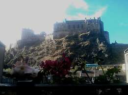 JOIVY Stylish Castle View Apartment