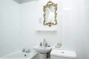 JOIVY Stylish Castle View Apartment